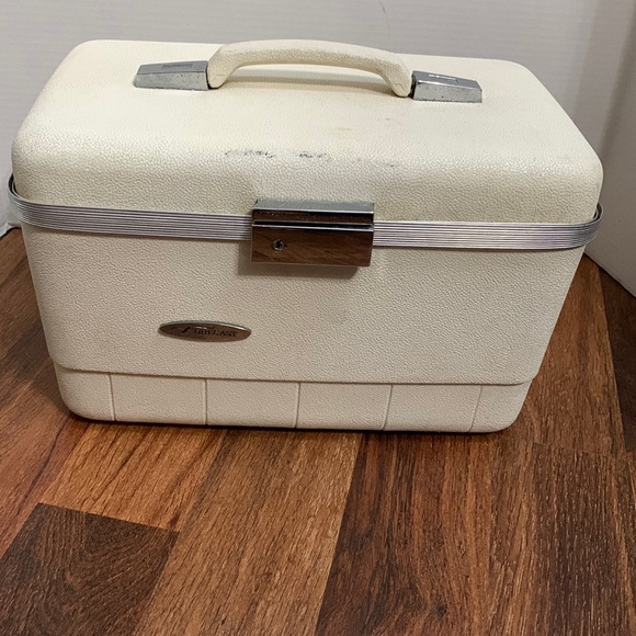 Forcast Bags Vintage Forecast Plastic Train Case W Chrome And
